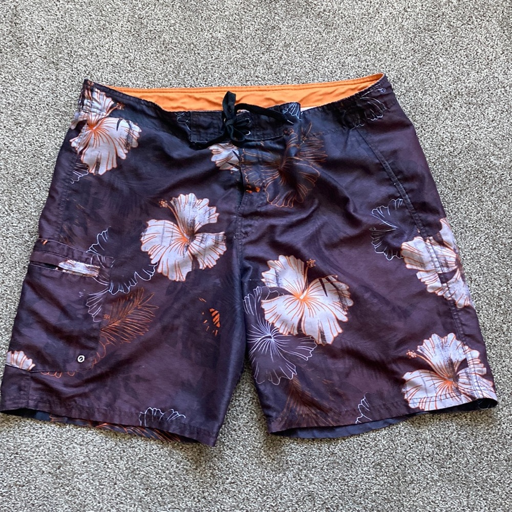 Swim trunks size unmarked XLG Laying flat measures 22”, inseam 10”